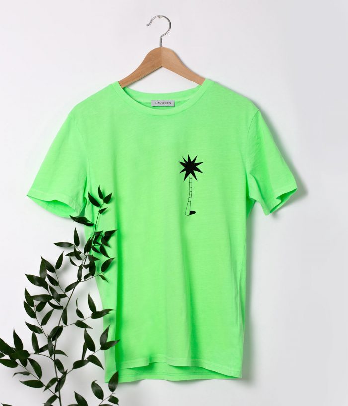 Fata unui tricou verde neon cu print cu palmier negru.