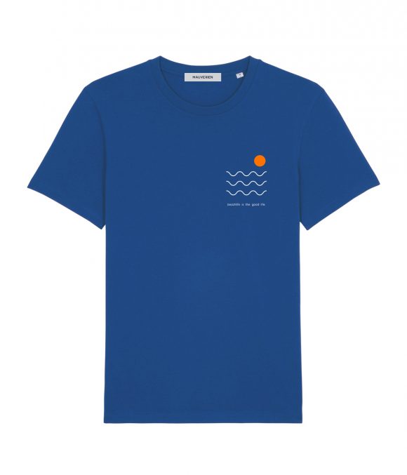 Fata unui tricou albastru de bumbac cu 3 linii orizontale, un cerc portocaliu si mesaj beachlife is the good life.
